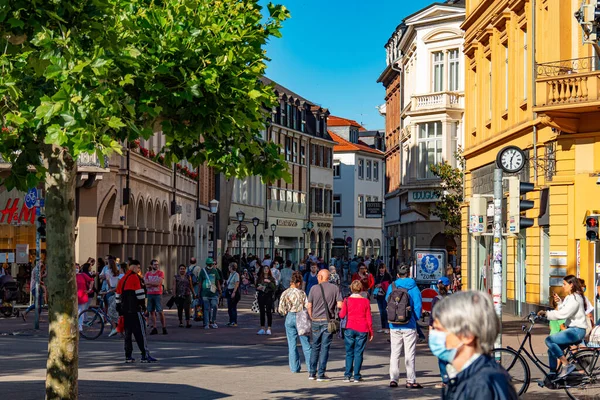 Jalankulkijoiden Vyöhyke Heidelbergin Kaupungissa Aurinkoisena Päivänä Heidelberg Saksa Toukokuu 2020 — kuvapankkivalokuva