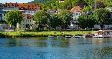 Güneşli bir günde Heidelberg ve Neckar Nehri 'nin güzel şehri. Yüksek kalite fotoğraf