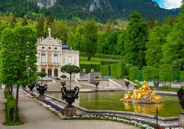 Bavyera 'daki Kral Ludwig Kalesi - LINDERHOF, GERMANY - 27 Mayıs 2020. Yüksek kalite fotoğraf