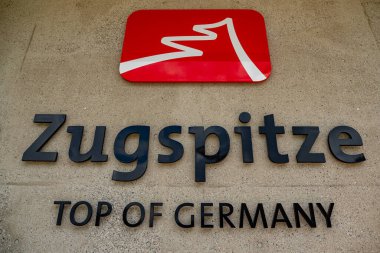 Almanya 'nın en yüksek dağ zirvesi olan Garmisch Partenkirchen yakınlarındaki Zugspitze' ye telgraflı araç GRAINAU, GERMANY - 26 Mayıs 2020