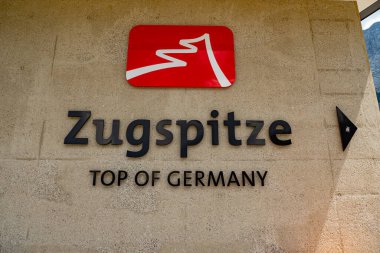 Almanya 'nın en yüksek dağ zirvesi olan Garmisch Partenkirchen yakınlarındaki Zugspitze' ye telgraflı araç GRAINAU, GERMANY - 26 Mayıs 2020