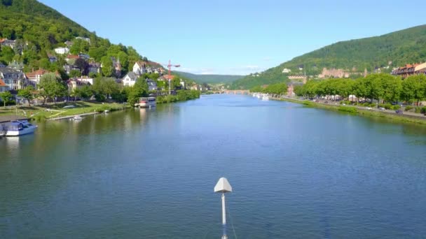 Rzeka Neckar Niemieckim Mieście Heidelberg Słoneczny Dzień Zdjęcia Podróży — Wideo stockowe