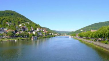 Almanya 'nın Heidelberg şehrinde güneşli bir günde Neckar Nehri - seyahat görüntüleri