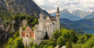 Bavyera 'daki ünlü Neuschwanstein Şatosu - hava fotoğrafçılığı