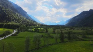 Alman Alplerindeki tipik Bavyera manzarası - Allgau bölgesi - hava manzarası