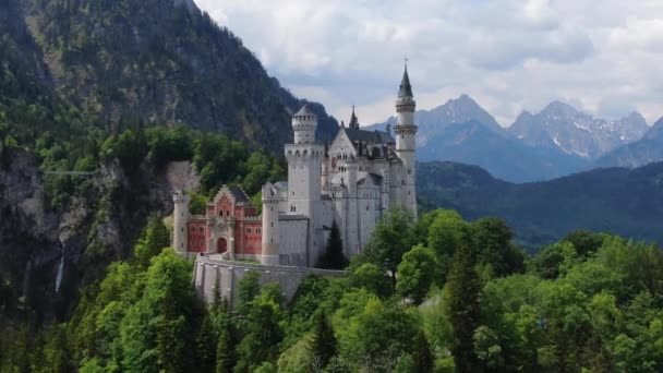 Berühmtes Schloss Neuschwanstein in Bayern - Luftaufnahmen