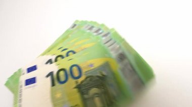 Büyük miktarda para - 100 Euro 'luk banknotlar görüntüyü kapatır