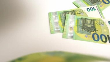 Büyük miktarda para - 100 Euro 'luk banknotlar görüntüyü kapatır