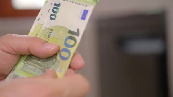 Mężczyzna Naliczający Banknoty 100 Euro Zamyka Nagrania — Wideo stockowe