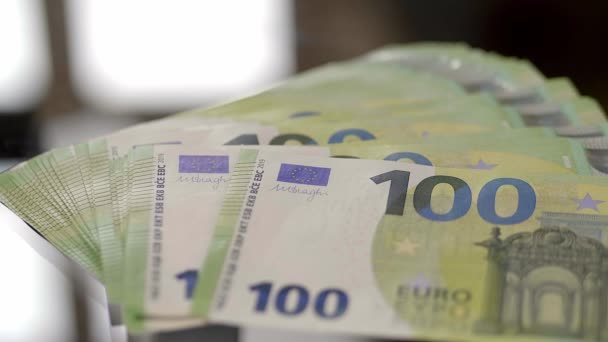 Mężczyzna Naliczający Banknoty 100 Euro Zamyka Nagrania — Wideo stockowe