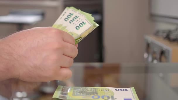 Hombre Contando Billetes 100 Euros Cerca Imágenes — Vídeo de stock