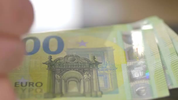 男子计数100欧元钞票接近镜头 — 图库视频影像
