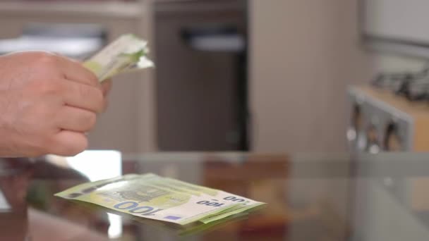 Mężczyzna Naliczający Banknoty 100 Euro Zamyka Nagrania — Wideo stockowe