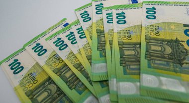 Büyük miktarda para. Beyaz arka planda 100 Euro. Yüksek kalite fotoğraf