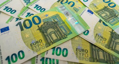 Beyaz arka planda 100 Euro. Yüksek kalite fotoğraf