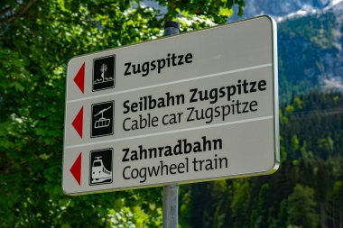 Almanya 'nın en yüksek dağ zirvesine giden teleferik, Garmisch Partenkirchen yakınlarındaki Zugspitze - GRAINAU, GERMANY - 26 Mayıs 2020