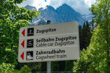 Almanya 'nın en yüksek dağ zirvesine giden teleferik, Garmisch Partenkirchen yakınlarındaki Zugspitze - GRAINAU, GERMANY - 26 Mayıs 2020