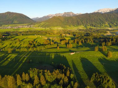 Tipik Bavyera manzarası - Allgau 'daki Alman Alpleri