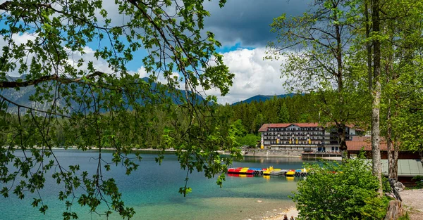 Célèbre hôtel Eibsee à Grainau à la montagne Zugspitze - GRAINAU, ALLEMAGNE - 26 MAI 2020 — Photo