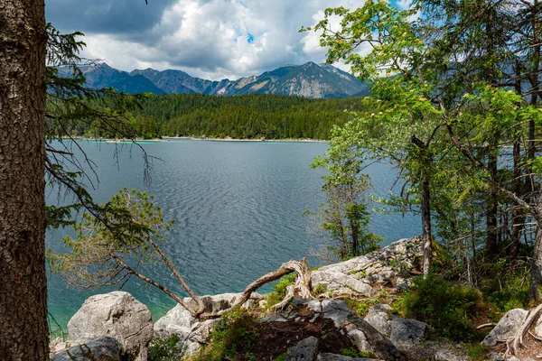 Beautiful Eibsee in Bavaria is popular place for recreation — Stock Photo, Image