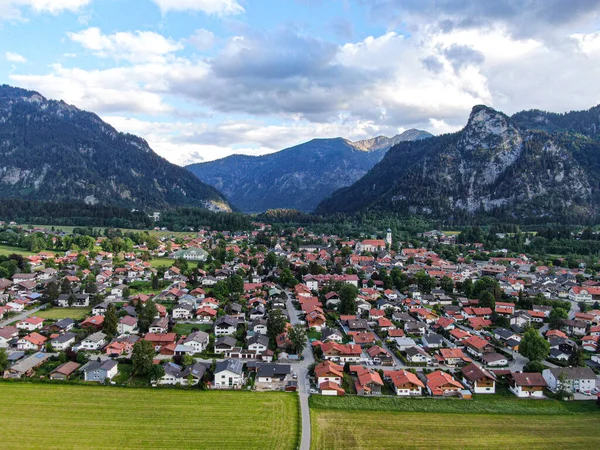 Letecký pohled na město Oberammergau v Bavorsku Německo — Stock fotografie