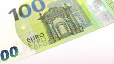 Para sayıyorum. Masada 100 Euro.