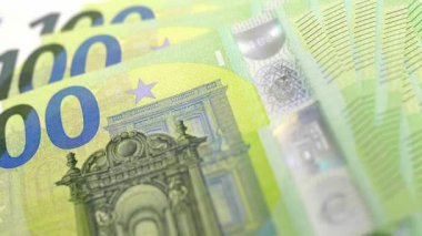 Para sayıyorum. Masada 100 Euro.