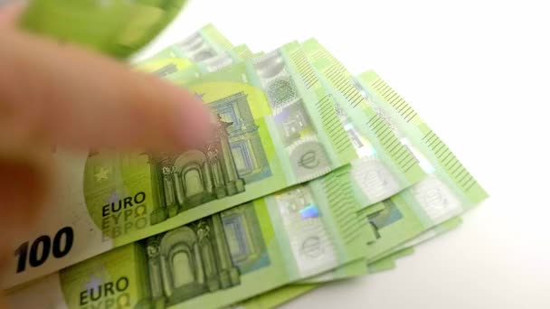 Μετρώντας τα χρήματα 100 ευρώ χαρτονομίσματα σε ένα τραπέζι — Αρχείο Βίντεο