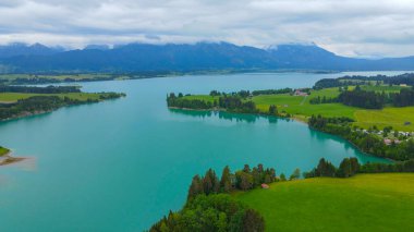 Almanya 'nın Fuessen kentindeki Forggensee Gölü üzerindeki hava manzarası 