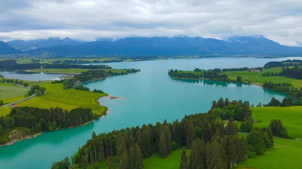 Vista aérea sobre el lago Forggensee en la ciudad de Fuessen en Alemania — Foto de Stock