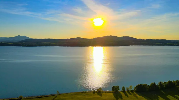 Αεροφωτογραφία πάνω από τη λίμνη Forggensee στην πόλη Fuessen στη Γερμανία — Φωτογραφία Αρχείου