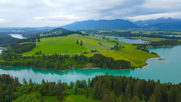 Almanya 'nın Fuessen kentindeki Forggensee Gölü üzerindeki hava manzarası — Stok fotoğraf