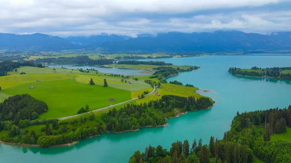 Αεροφωτογραφία πάνω από τη λίμνη Forggensee στην πόλη Fuessen στη Γερμανία — Φωτογραφία Αρχείου