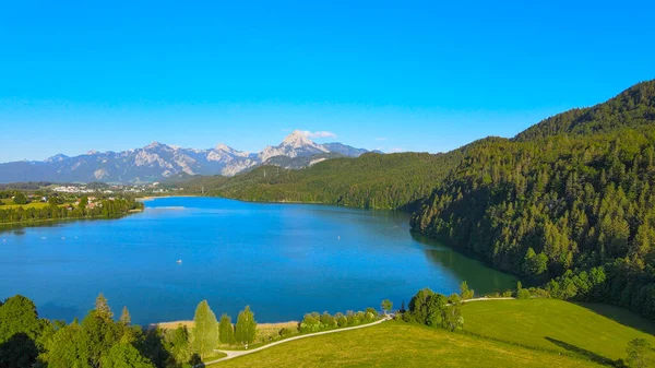 Lago Weissensee en Baviera - hermoso lago pequeño en el distrito de Allgau —  Fotos de Stock