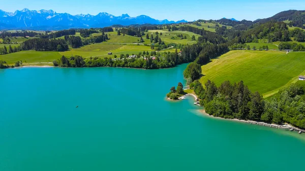 Vista aérea sobre el lago Forggensee en la ciudad de Fuessen en Alemania — Foto de Stock