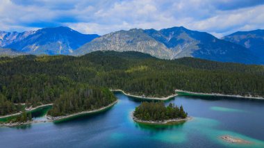 Muhteşem Eibsee Bavyera 'da Alman Alplerinde yukarıdan