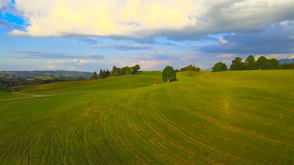 Voo sobre a bela paisagem rural da Baviera Allgau nos Alpes Alemães — Fotografia de Stock