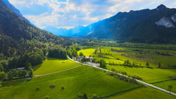 Typowy krajobraz w Bawarii w powiecie Allgau Alp Niemieckich — Zdjęcie stockowe