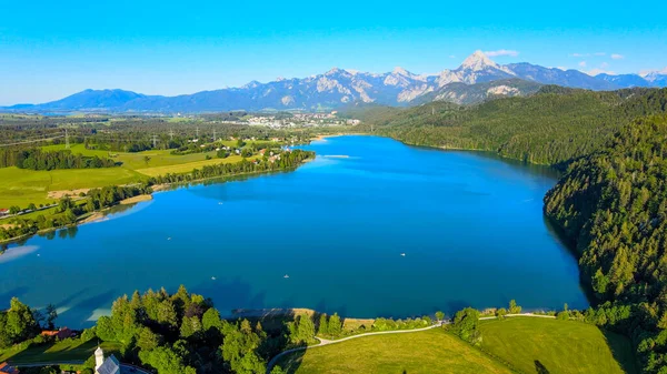 Lago Weissensee en Baviera - hermoso lago pequeño en el distrito de Allgau — Foto de Stock