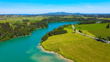 Almanya 'nın Fuessen kentindeki Forggensee Gölü üzerindeki hava manzarası 