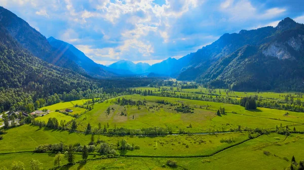 ドイツアルプスのバイエルン・アルガウの美しい田園風景の上を飛行 — ストック写真