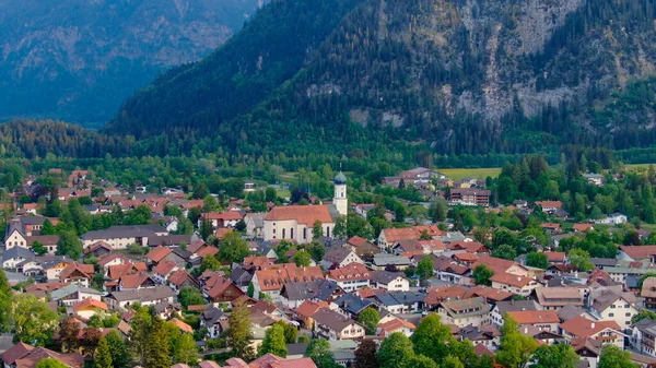 Letecký pohled na město Oberammergau v Bavorsku Německo — Stock fotografie