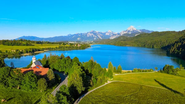 Lago Weissensee en Baviera - hermoso lago pequeño en el distrito de Allgau — Foto de Stock