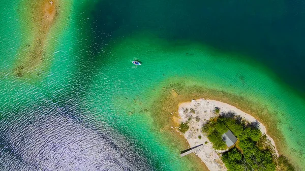 Wunderschöner Eibsee in Bayern an den deutschen Alpen von oben — Stockfoto