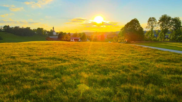 Erstaunlicher Sonnenuntergang über den Feldern im Sommer — Stockfoto