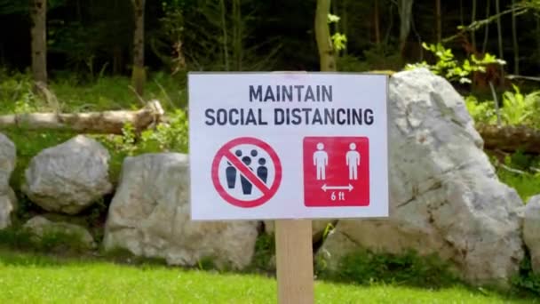Сохраняйте знак социальной отдаленности - GRAINAU, BAVARIA - 26 мая 2020 г. — стоковое видео