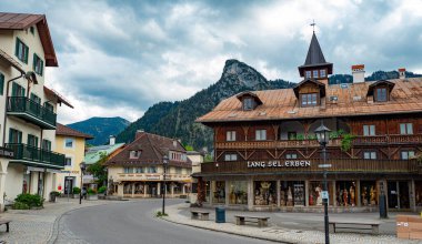 Bavyera 'daki Oberammergau şehir merkezi ve tarihi bölgesi - OBERAMMERGAU, GERMANY - 27 Mayıs 2020