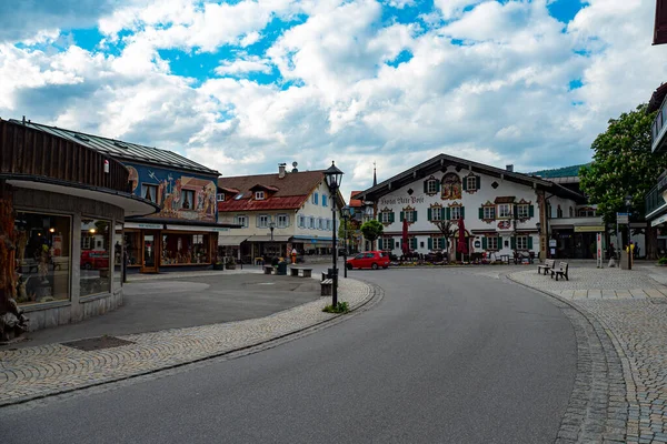 Stadskärna och historiska distriktet Oberammergau i Bayern - OBERAMMERGAU, TYSKLAND - MAJ 27, 2020 — Stockfoto
