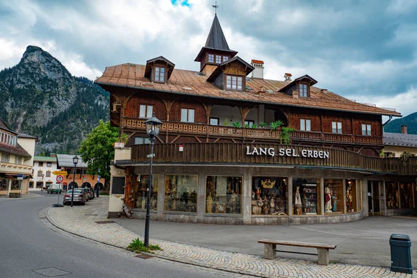 Stadskärna och historiska distriktet Oberammergau i Bayern - OBERAMMERGAU, TYSKLAND - MAJ 27, 2020 — Stockfoto