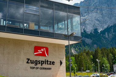Almanların en yüksek dağ zirvesi Zugspitze, GRAINAU, GERMANY - 26 Mayıs 2020